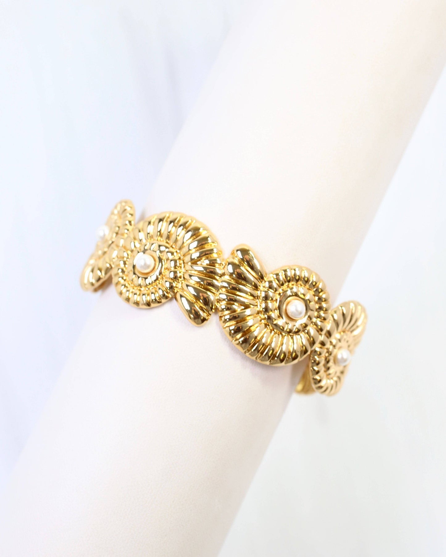Holly Springs Shell Bracelet Gold: Default