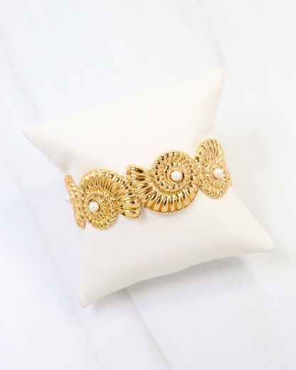 Holly Springs Shell Bracelet Gold: Default