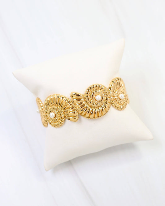 Holly Springs Shell Bracelet Gold: Default
