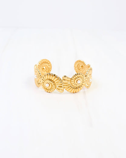 Holly Springs Shell Bracelet Gold: Default